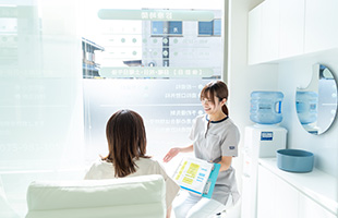 目立たずお手軽に矯正できる「マウスピース矯正」
